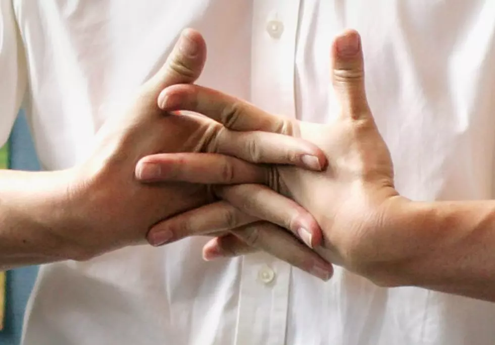 Thousands Of People Crack Their Knuckles In Unison [Video]