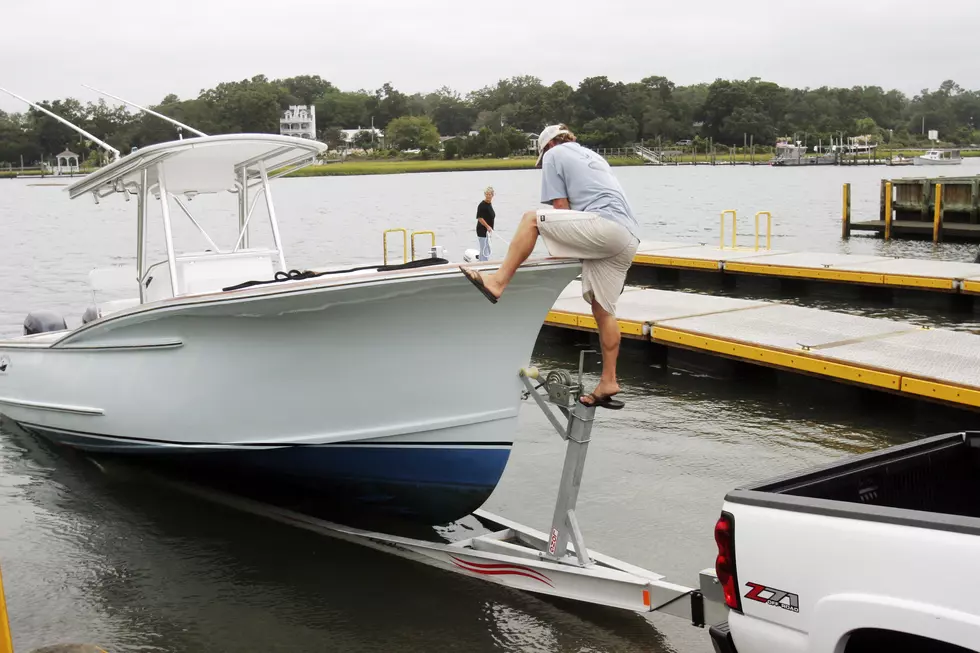 Free Beer &#038; Hot Wings: How Not to Pull a Boat Out of the Water [Video]