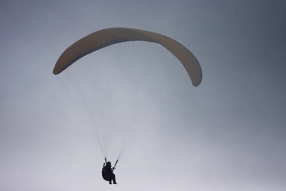 Free Beer &#038; Hot Wings: Crazy Paraglider Flies In Between Two Buildings [Video]