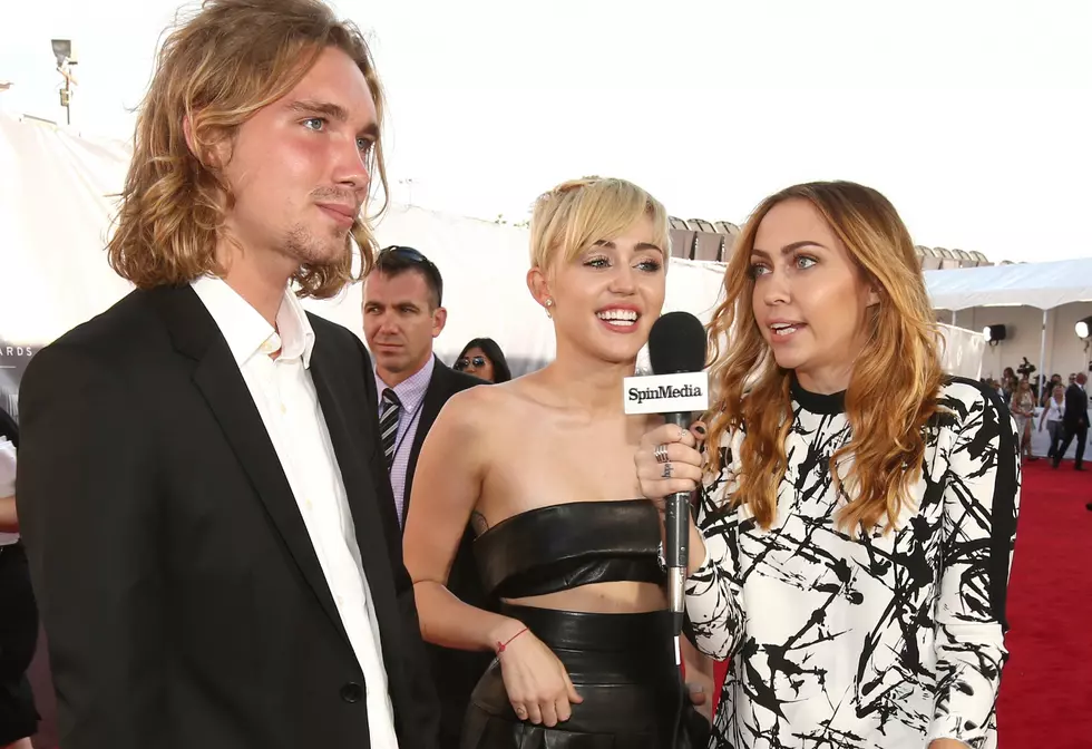 Free Beer & Hot Wings: Miley Cyrus Sends Homeless Guy Up to Accept Her Video Music Award [Video]
