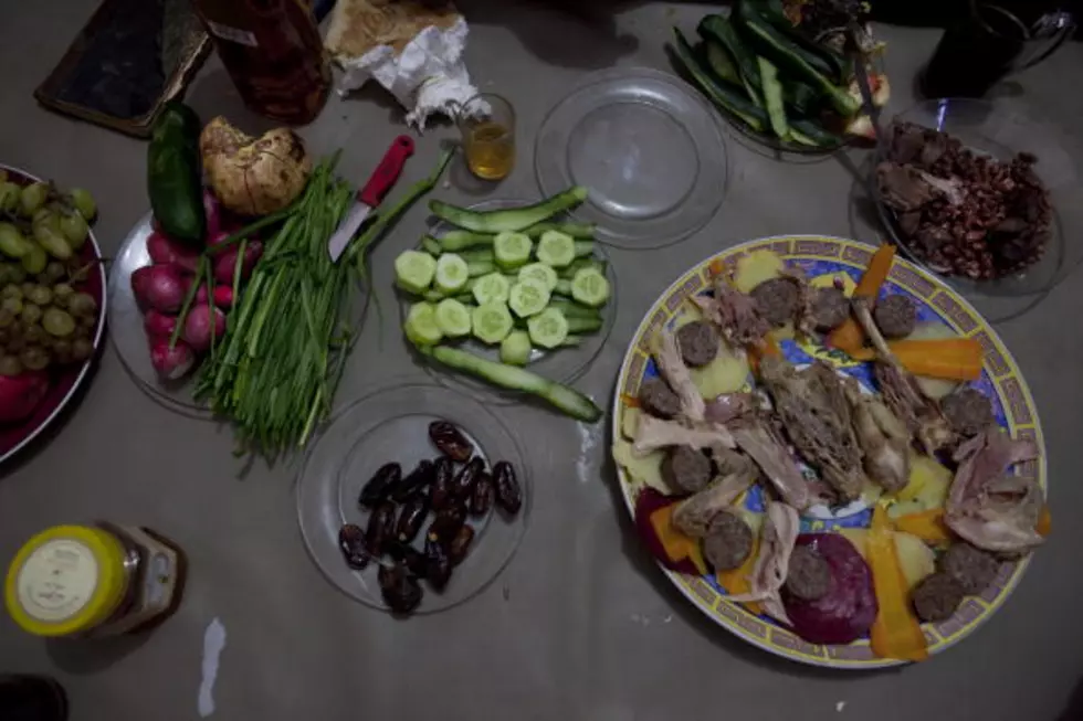 Watch People Trying Jewish Food for the First Time For Rosh Hashanah