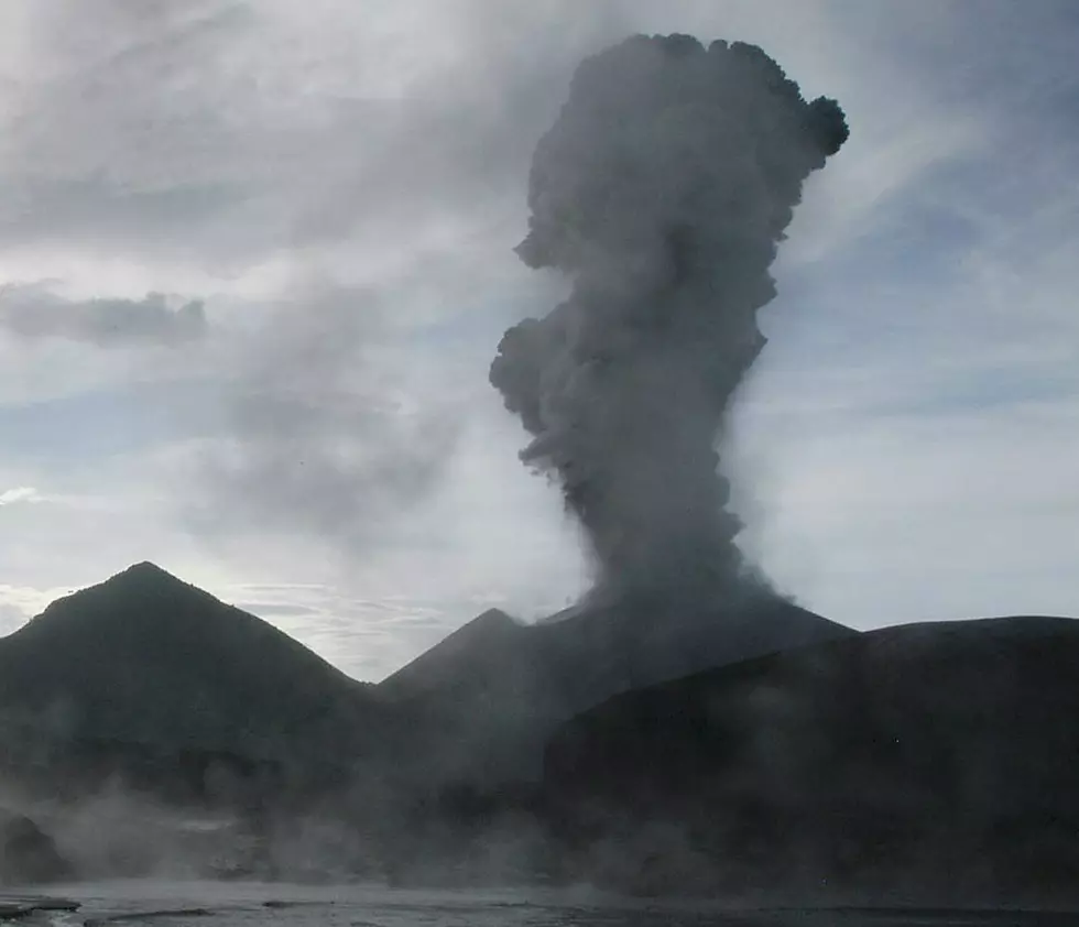 Free Beer & Hot Wings: Papua New Guinea Volcanic Eruption Caught On Video