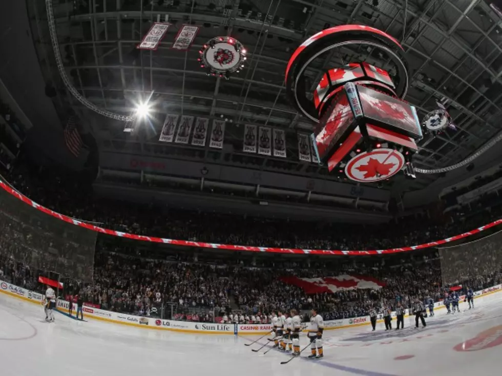 Free Beer &#038; Hot Wings: Toronto Hockey Fans Help Out with U.S. Anthem When Mic Cuts Out [Video]