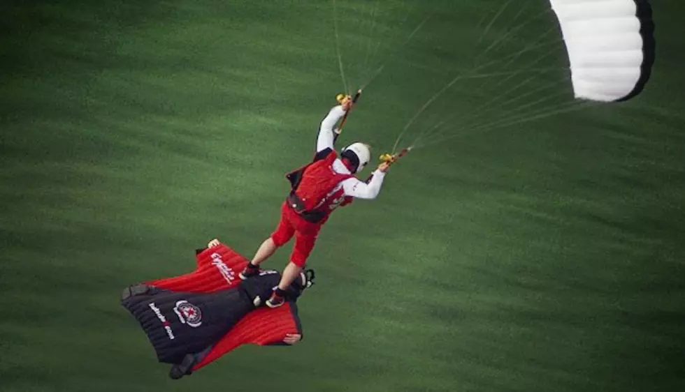 Free Beer &#038; Hot Wings: Skydiver Surfs On Wingsuit Flyer&#8217;s Back [Video]