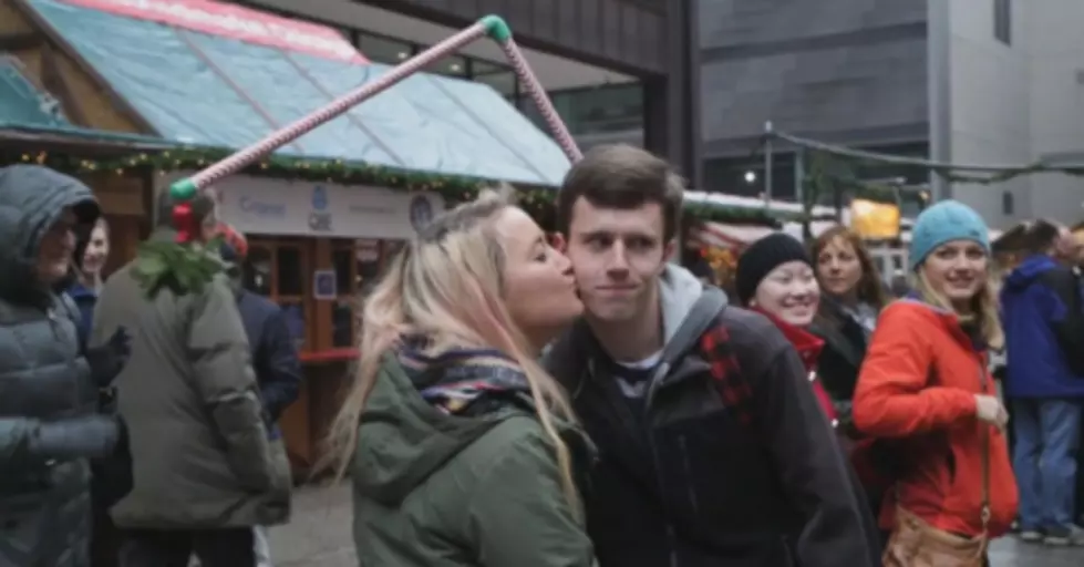 Chicago College Student Uses Portable Mistletoe to Get Random Kisses [Video]