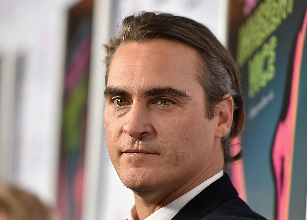 Free Beer & Hot Wings: Joaquin Phoenix’s Marriage Announcement Was Complete Lie [Video]