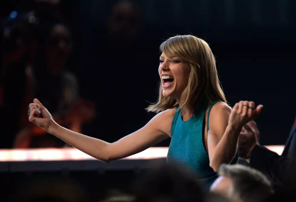 Free Beer & Hot Wings: ‘Entertainment Tonight’ Host Tells Taylor Swift She’ll Be Leaving Grammys with ‘Lots of Men’ [Video]