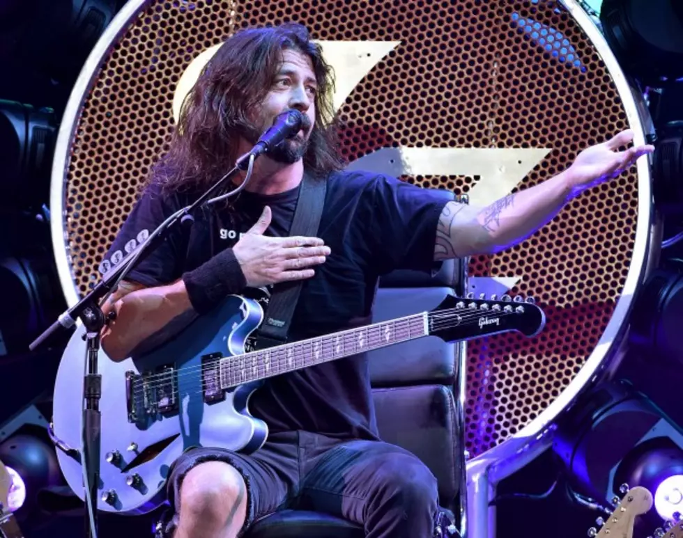 Dave Grohl Jokes with &#8216;Rich, Chicken Finger-eating&#8217; Fans in Box Seats at Foo Fighters Wichita Show