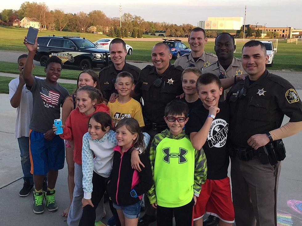 Kent County Sheriff&#8217;s Deputies Play Basketball With Neighborhood Kids [Video]