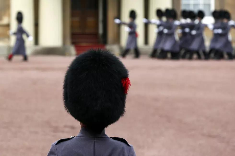 Dancing Tourist Screamed at By the Queen’s Guard at St. James Palace