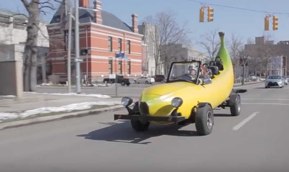 MI Cop Pulls Over Banana Car, Gives $20 Instead of Ticket