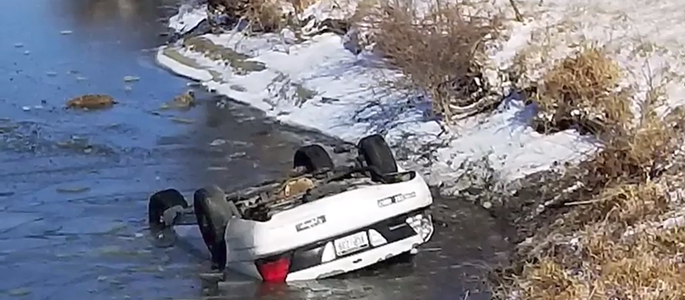 Man Pulls 3 to Safety After Car Crashes Into Pond