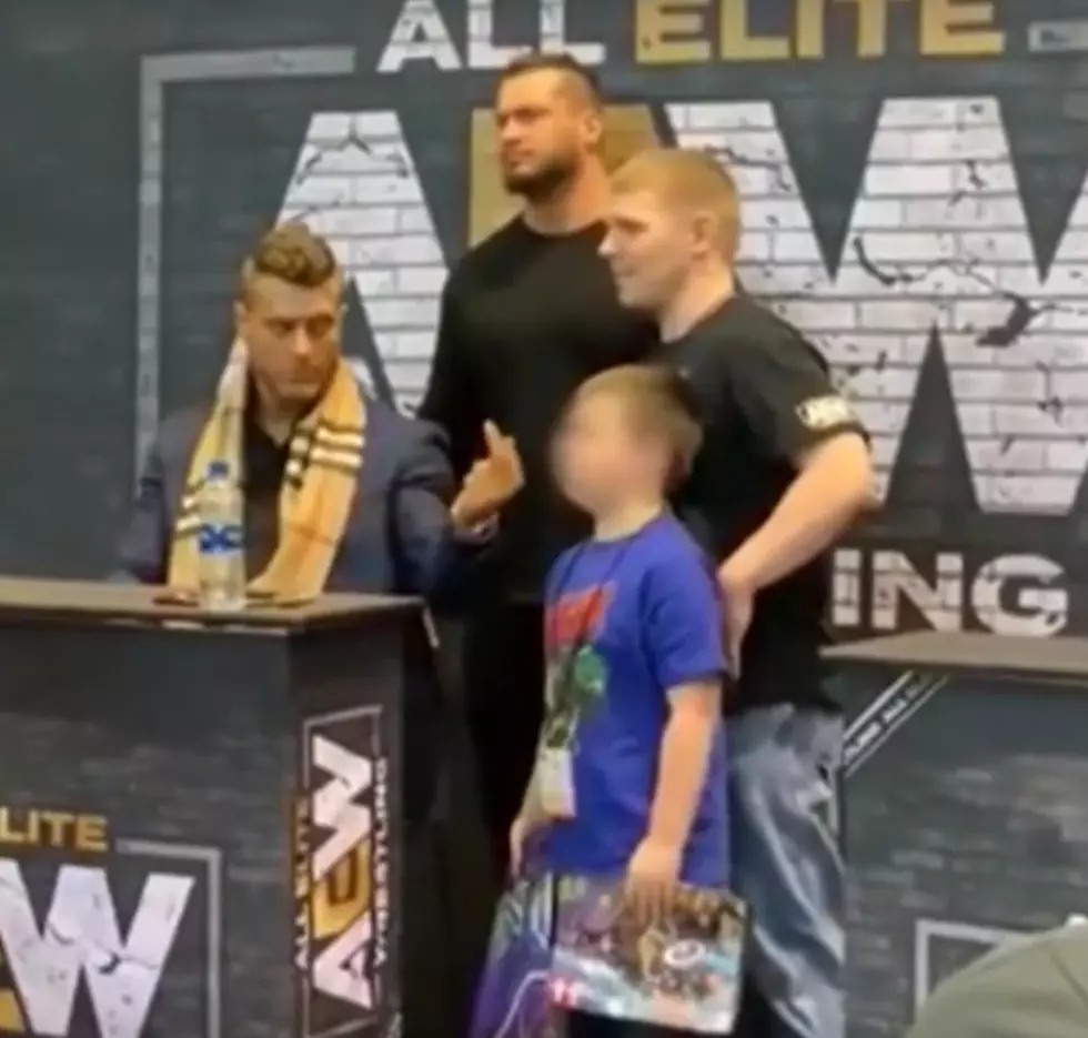 Pro Wrestler Flips Off A Seven-Year-Old Kid At An Autograph Signing