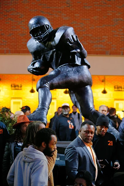 Statue of Lions legend Barry Sanders unveiled at Ford Field