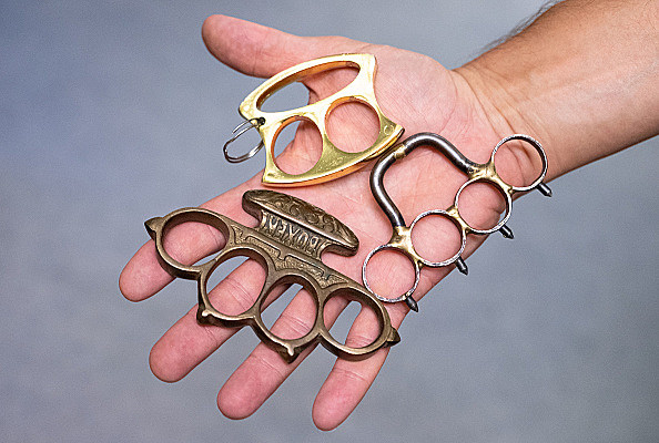 Brass knuckles - Wikipedia