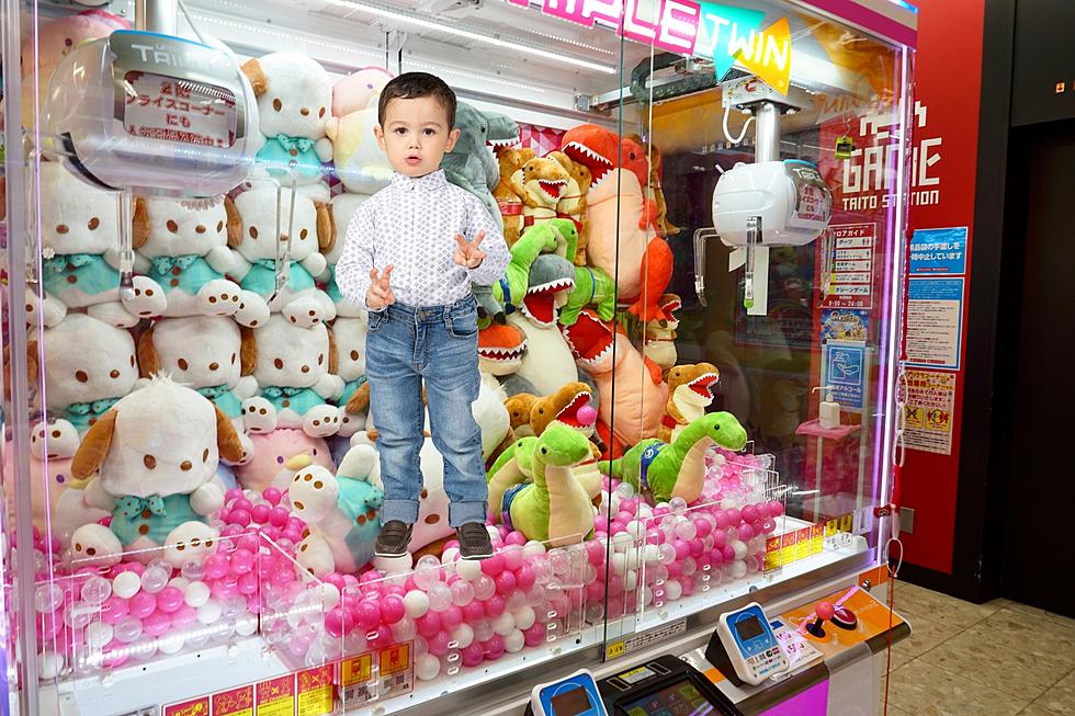 This Boy Went To The Extreme To Win A Claw Machine