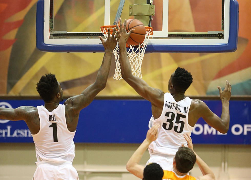 No. 13 Oregon Beats Tennessee 69-65 in OT in Maui