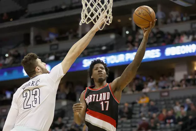 Blazers&#8217; Davis to Have Shoulder Surgery, Likely Out for Year
