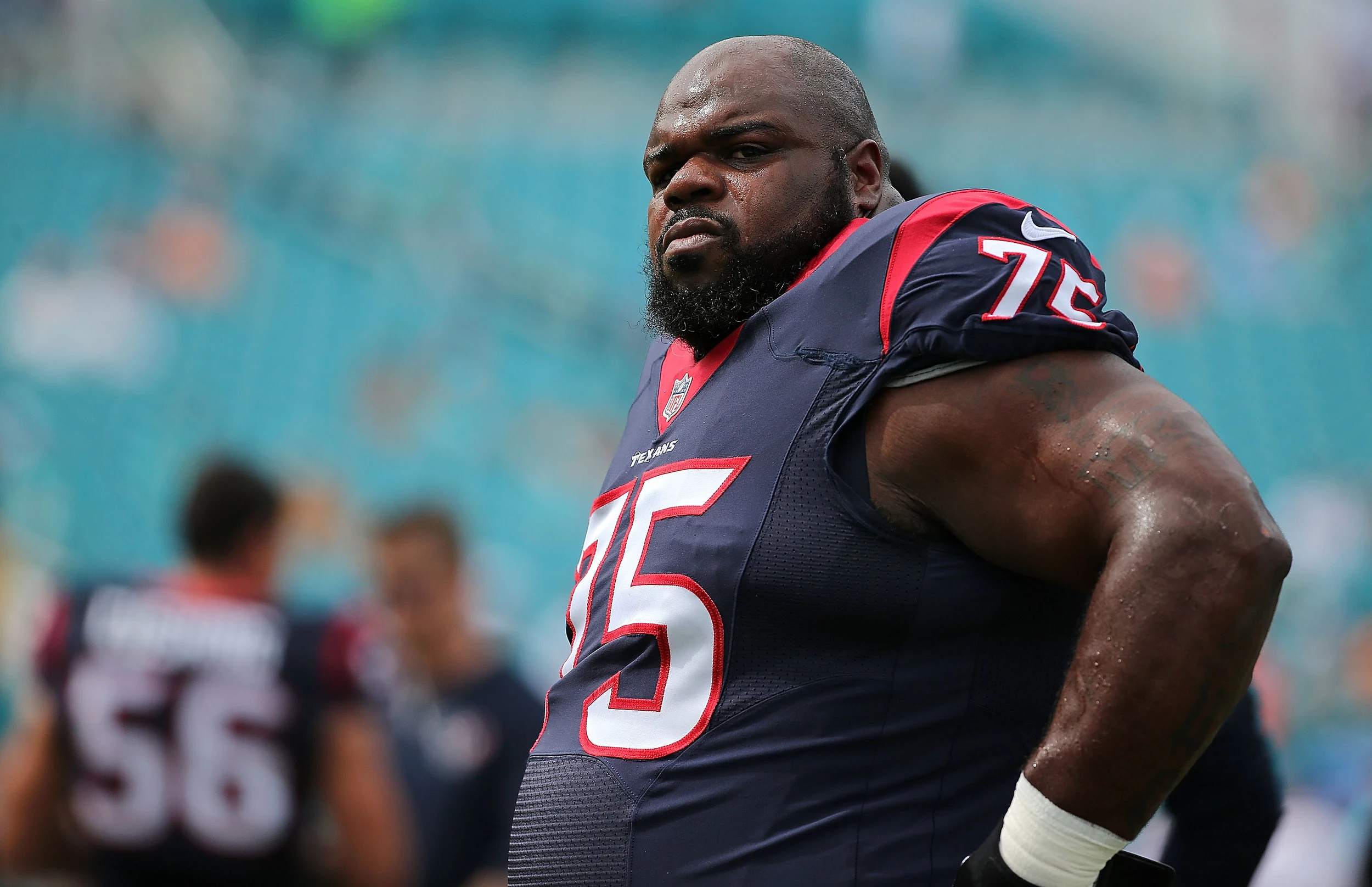 WATCH: Vince Wilfork cracks up Texans by wearing amazing overalls to  practice