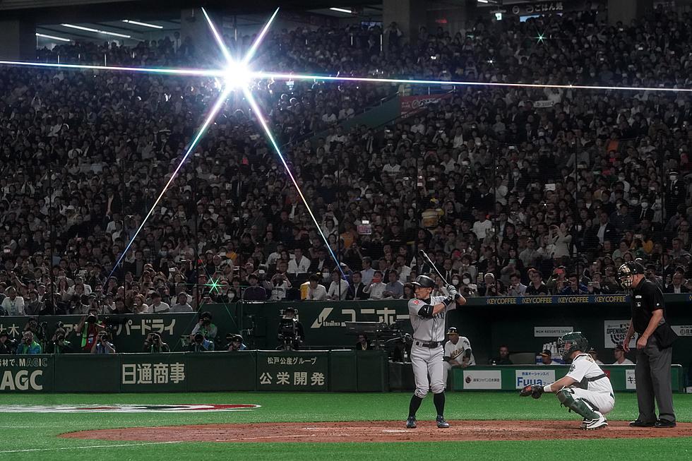 Ichiro Cheered at Tokyo Dome, Mariners Top A’s 9-7 in Opener