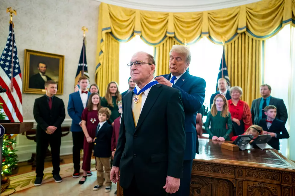 Trump Honors Legendary Iowa Wrestler Gable at White House