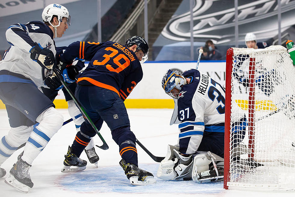 Helleybuyck Makes 32 Saves, Jets Beat Oilers 4-1 in Game 1