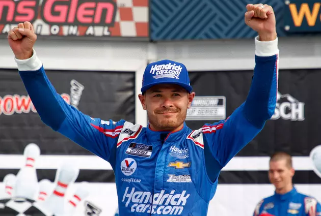 Larson Finally Chases Down Hamlin atop NASCAR Standings