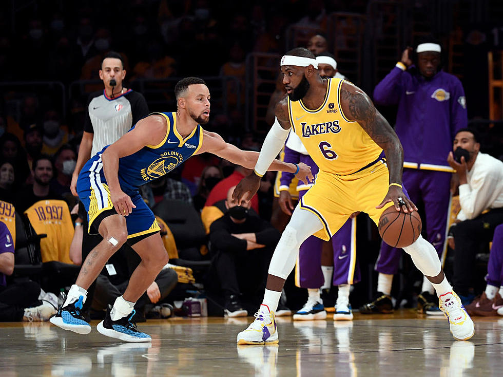 Curry, Warriors Stun James, Lakers 121-114 in Opener