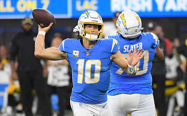 Herbert Throws for 382 Yards, Chargers Hold Off Steelers