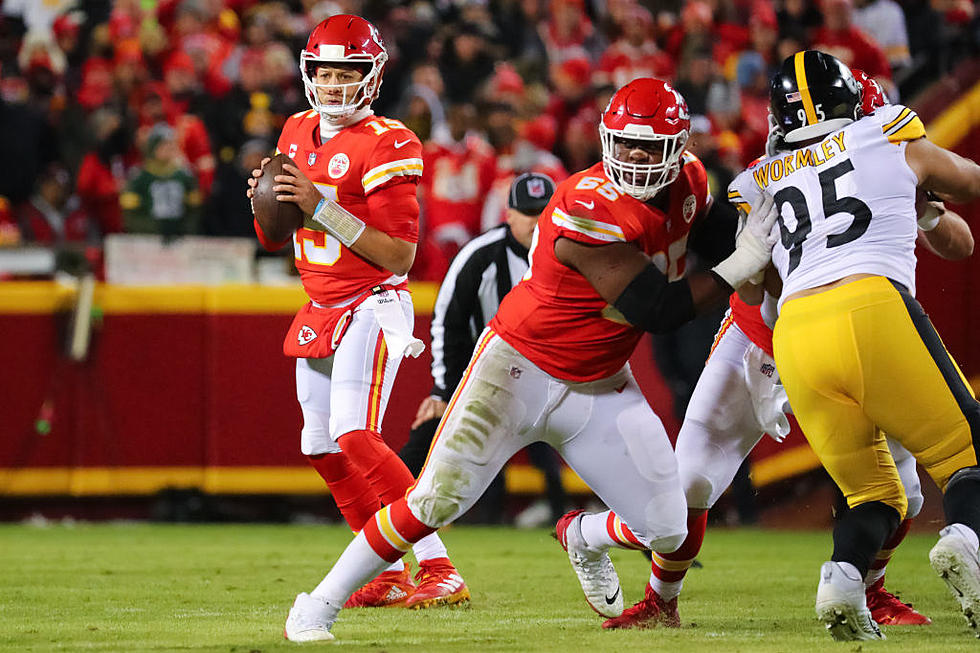 Mahomes Leads Chiefs to 42-21 Wild-card Romp Over Steelers