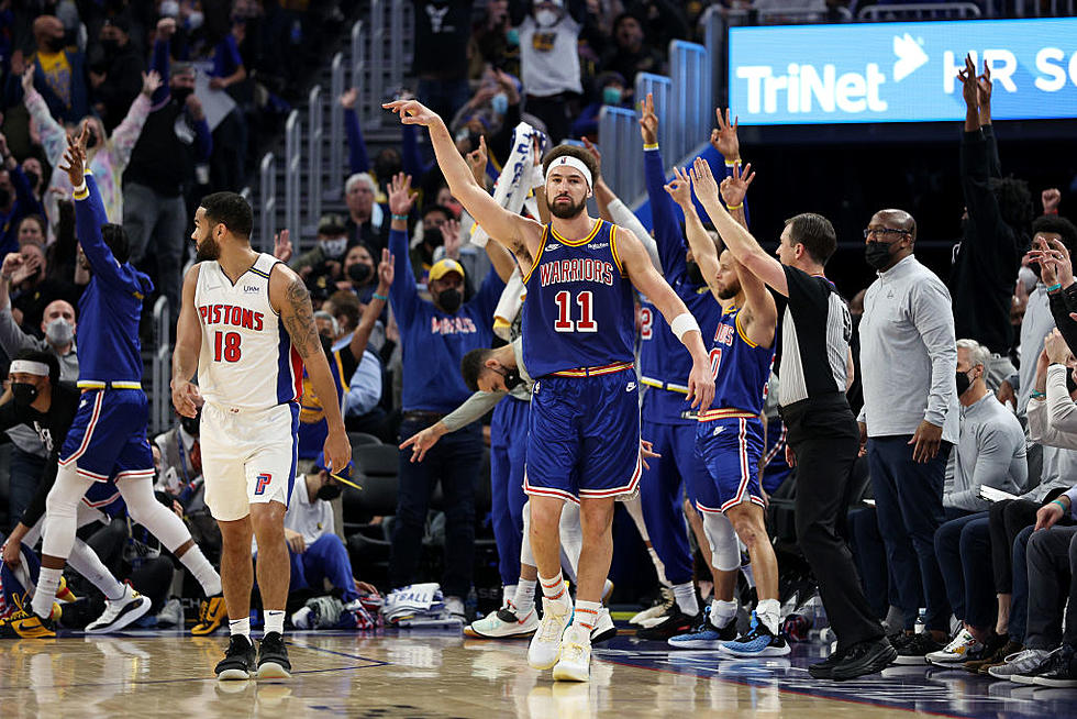 Splash Brothers Curry, Thompson Lead Warriors Past Pistons