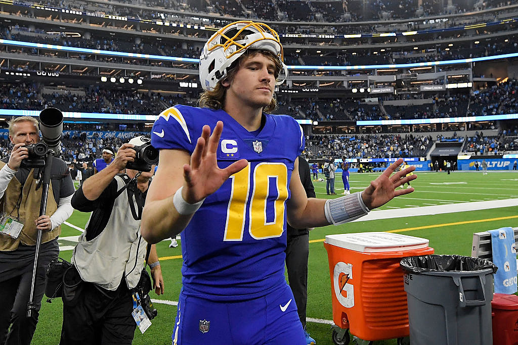 Chargers, QB Justin Herbert agree to 5-year extension worth $262.5 million,  AP source says