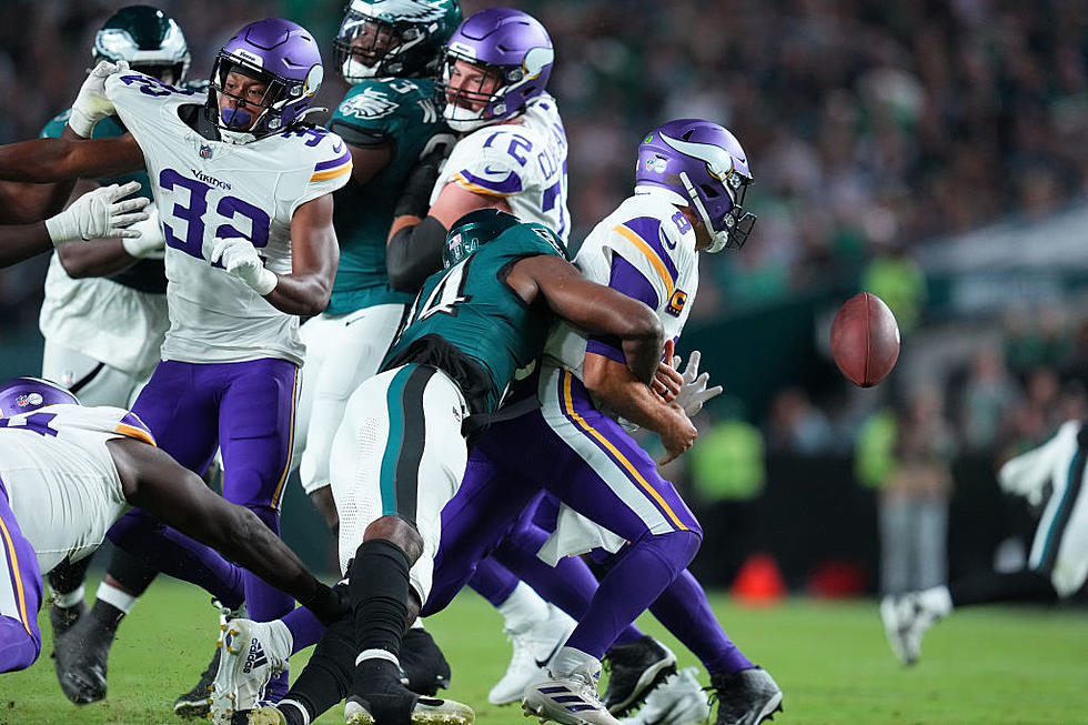 Jalen Hurts Scores 3 TDs; Eagles Hold off Fumble-prone Vikings 34-28