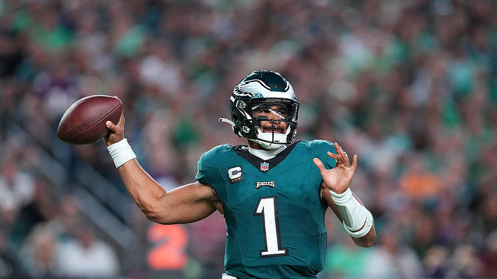 Jalen Hurts runs for 2 TDs; Eagles hold off fumble-prone Vikings