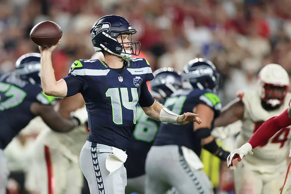 The Seahawks' Sam Darnold throw a pass against The Cardnals