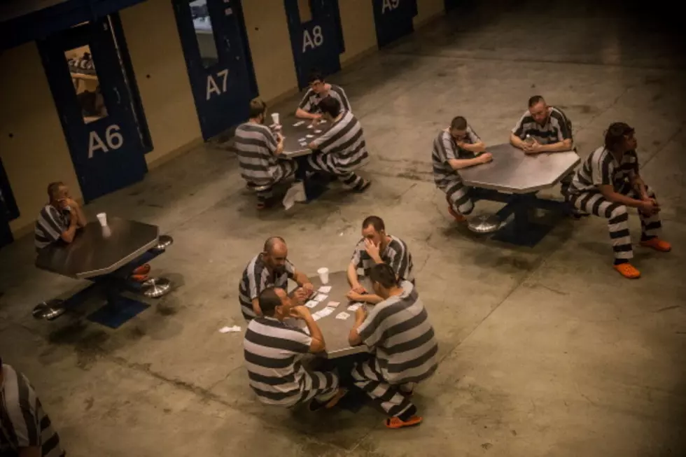Inmate Chucks Up The Deuces – Jailbreak Caught On Camera! [VIDEO]