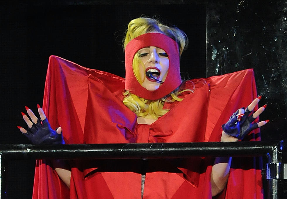 Lady Gaga On SNL For 3 Songs & 3-Way [VIDEO]
