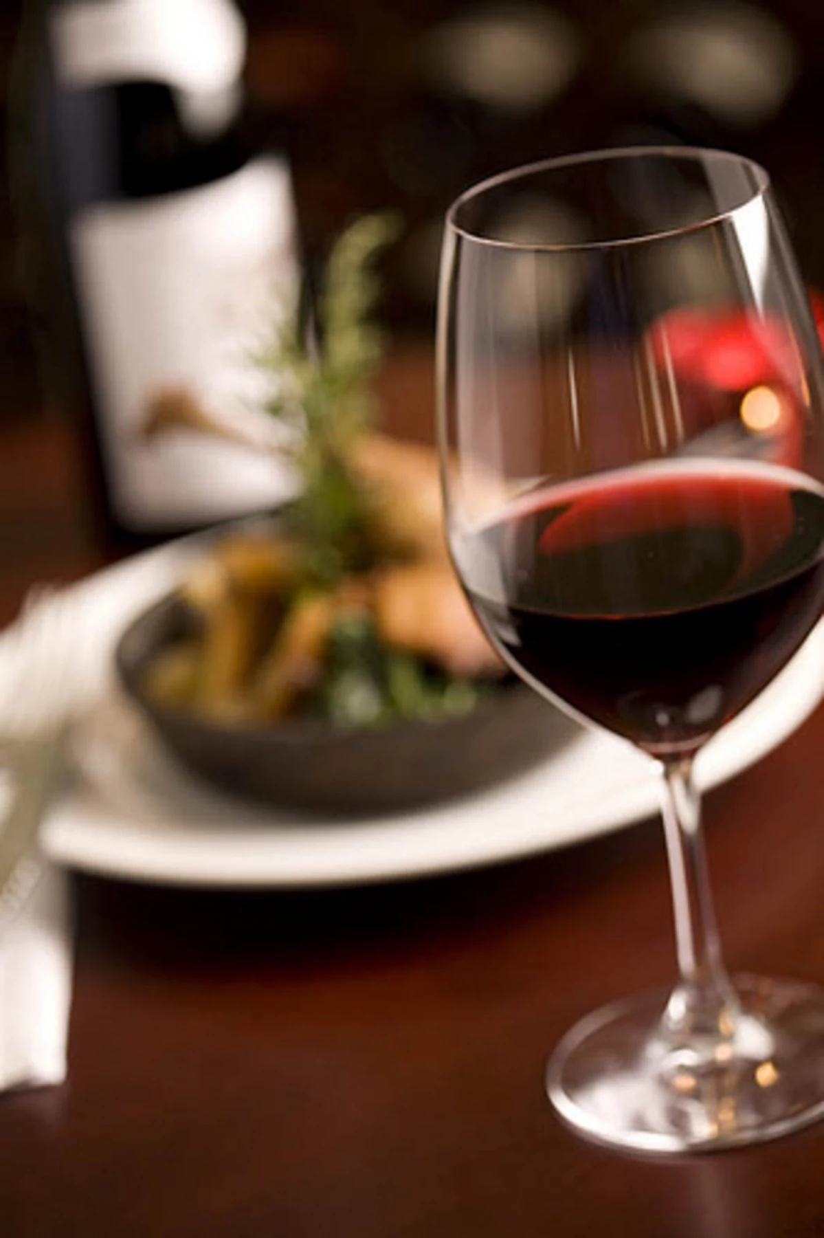 Бокал вина в ресторане. Бокал с вином. Бокалы в ресторане. Ужин с красным вином.