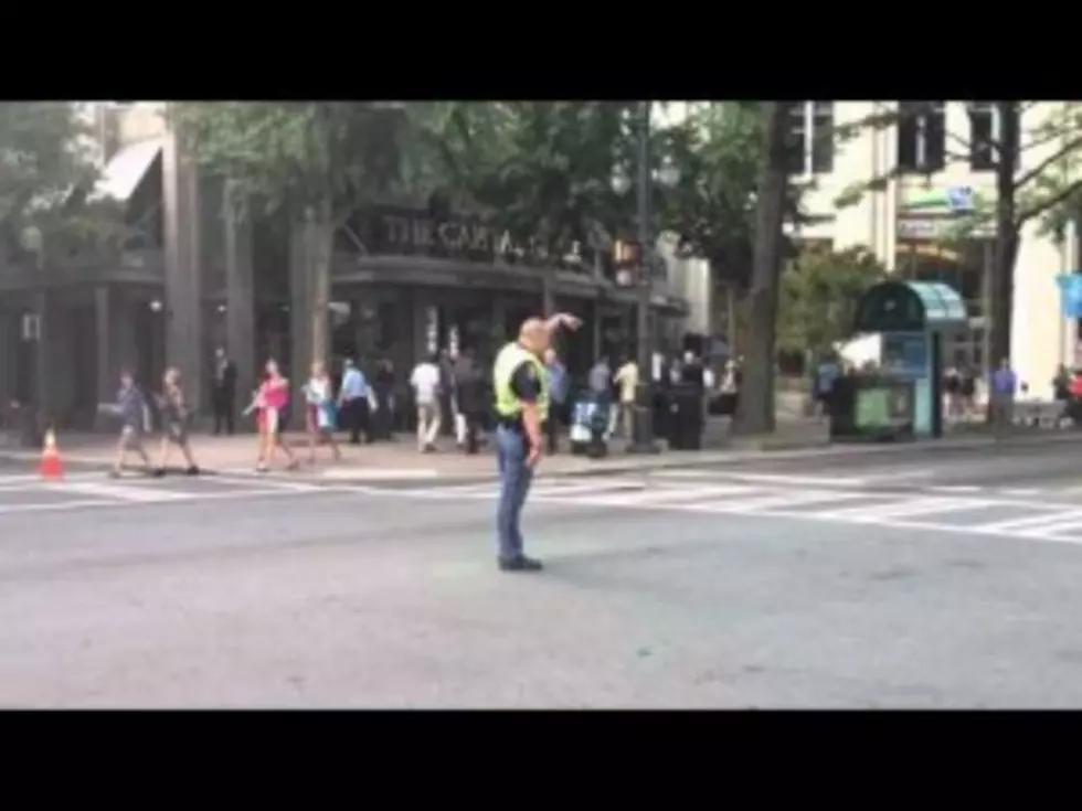 Traffic Cop Breaks Out Michael Jackson &#8216;Thriller&#8217; Dance [Video]