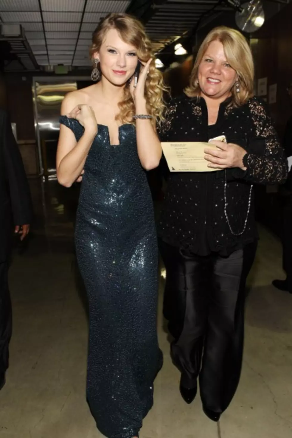 Taylor Swift&#8217;s Mother Diagnosed With Cancer