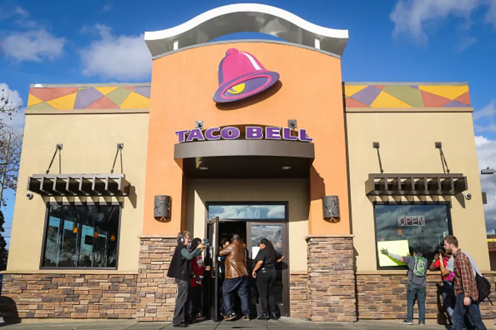 High School Student Takes Senior Pictures At Taco Bell