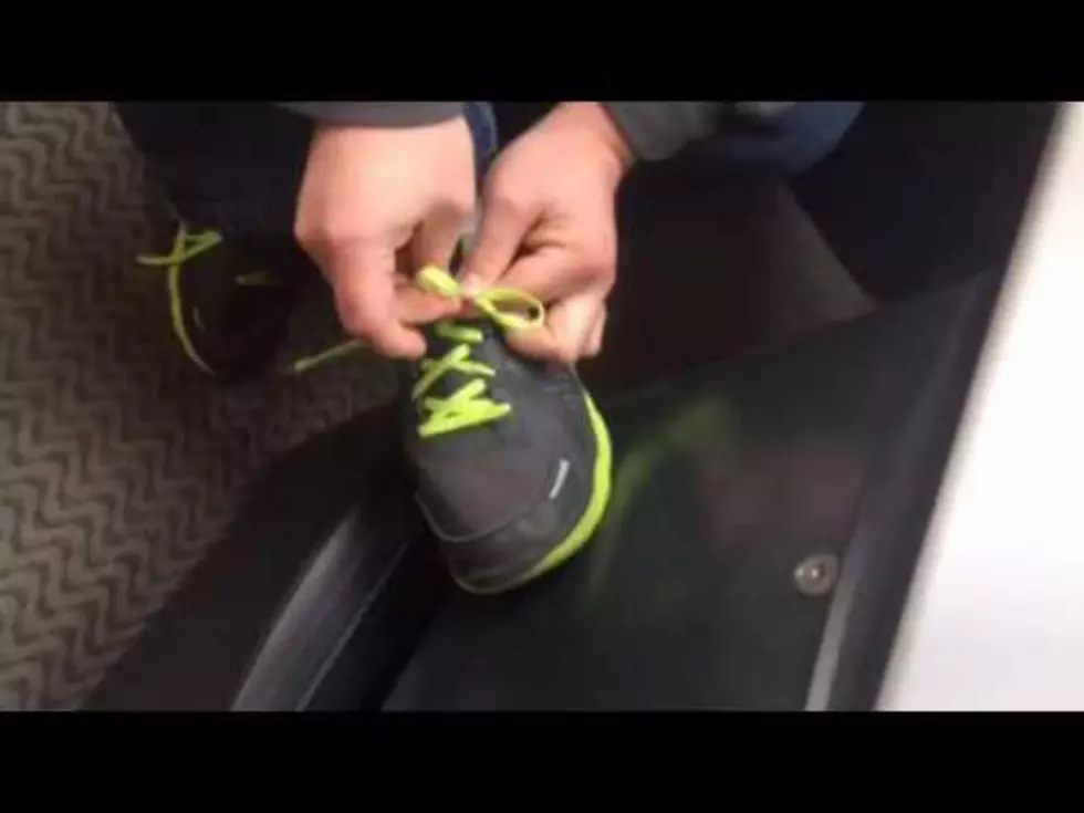 Rob Tries The Easiest Way To Tie Your Shoes -Tying &#8216;The IAN&#8217;  [Video]