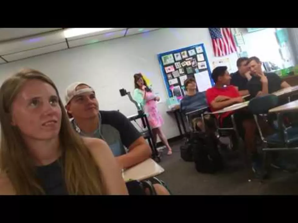 Teacher Sings Syllabus To Students On 1st Day Back – So Cringe Worthy! [Video]