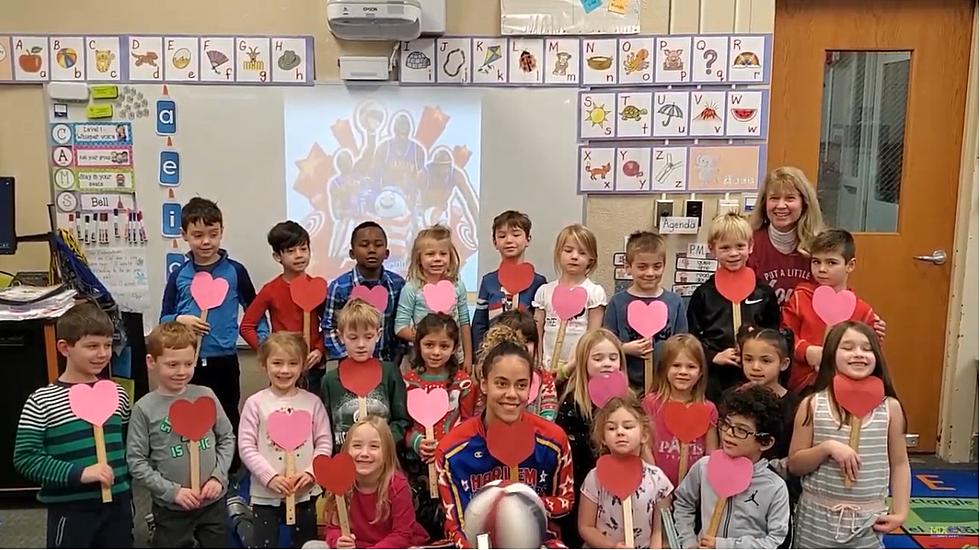 Harlem Globetrotter Visits Grand Rapids Kindergarten Class