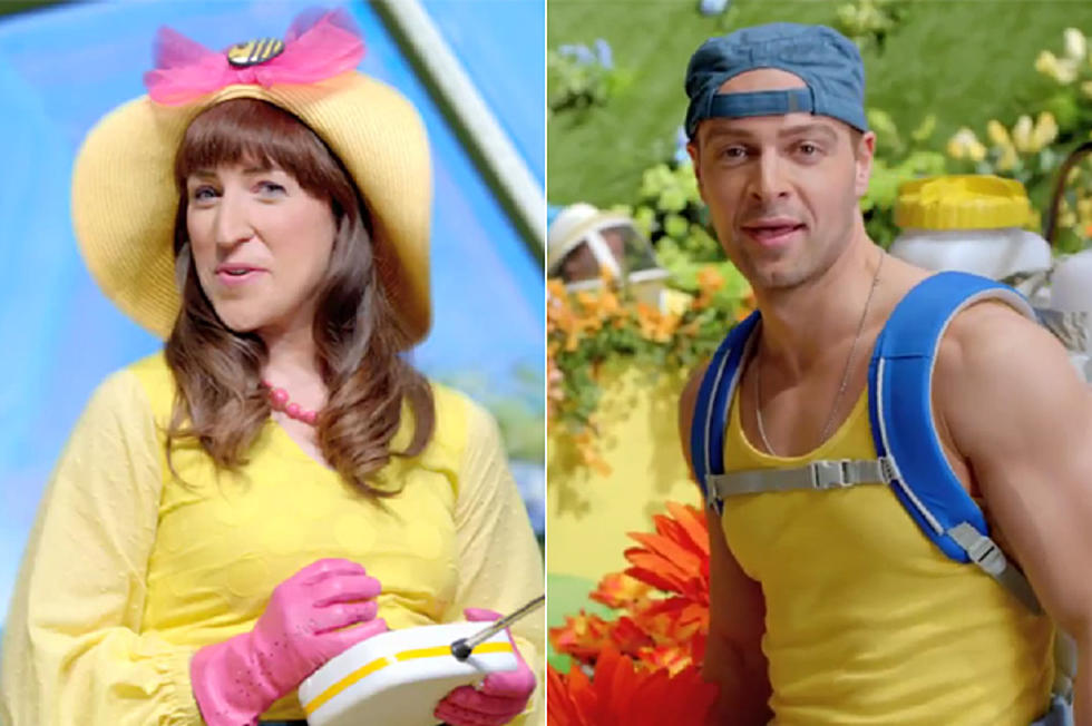 &#8216;Blossom&#8217; Stars Mayim Bialik and Joey Lawrence Reunite for Old Navy Ad