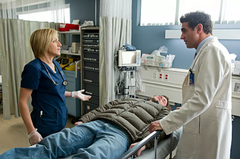 &#8216;Nurse Jackie&#8217; Review: &#8220;Are Those Feathers?&#8221;
