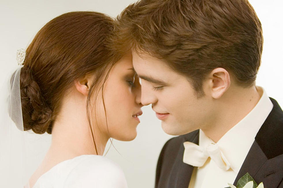 Robert Pattinson and Kristen Stewart Win Best Kiss at the 2012 MTV Movie Awards