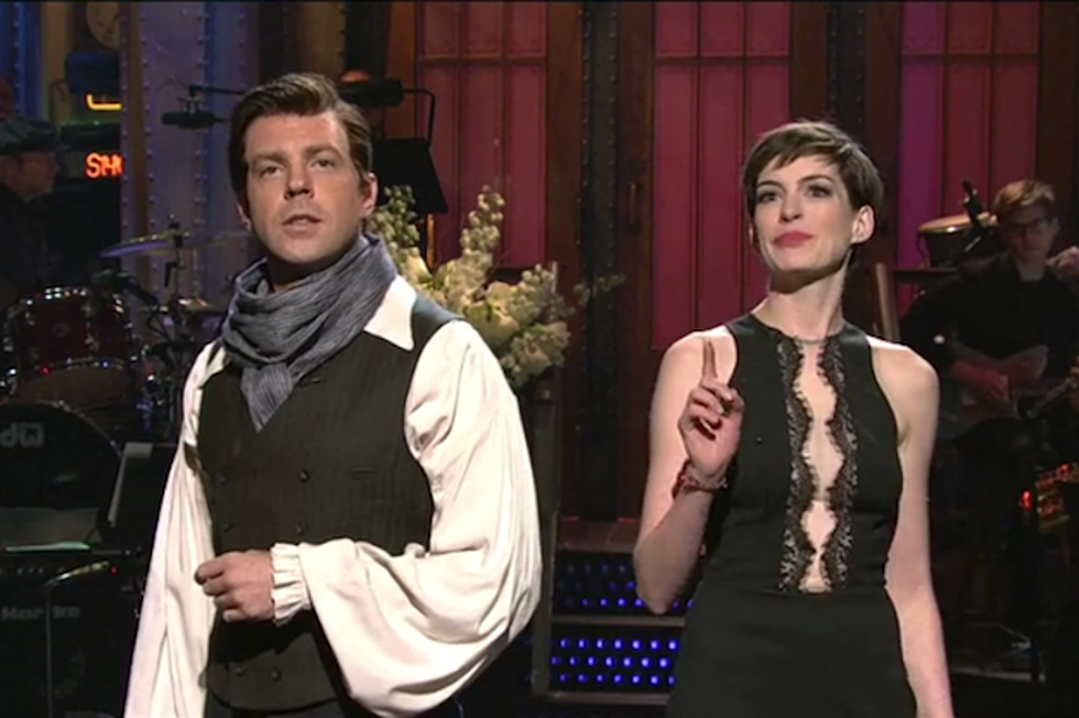 SNL: Anne Hathaway Goes Full &#8216;Les Miserables&#8221;