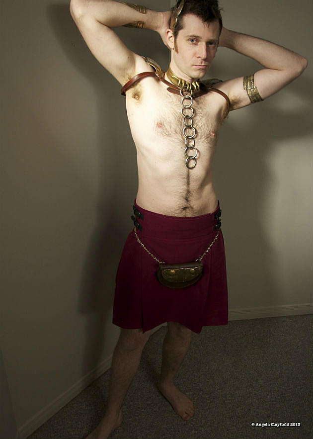 Cosplay of the Day: Slave Leia Mans Up