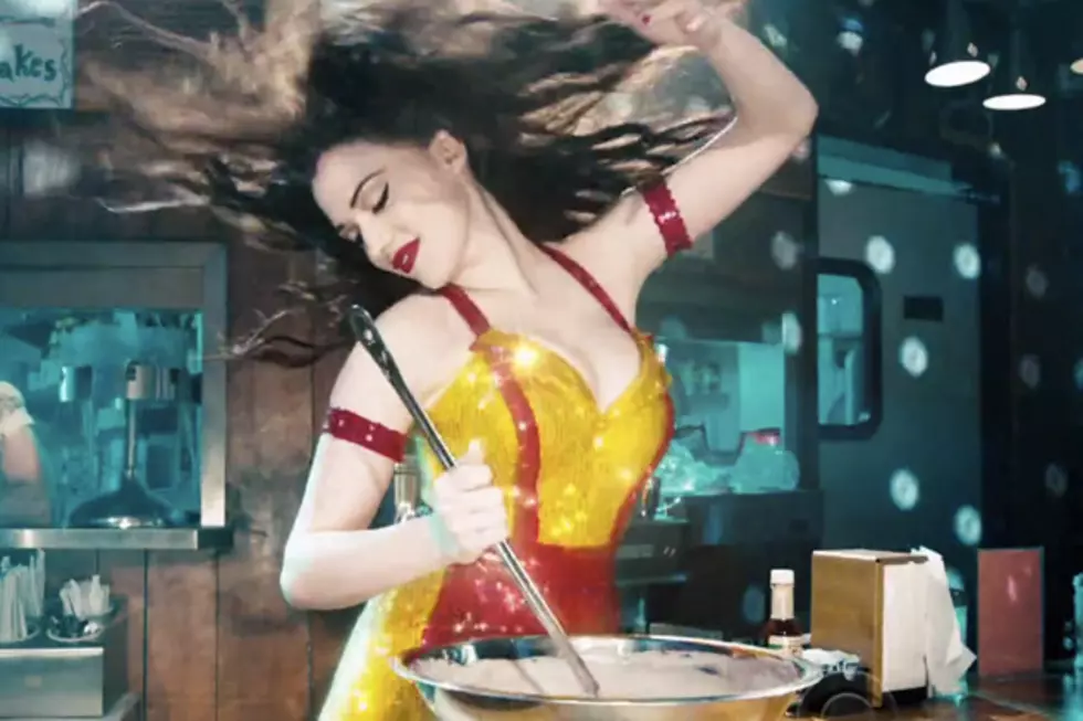 &#8216;2 Broke Girls&#8217; Super Bowl Commercial: Kat Dennings + Pole Dancing = Win